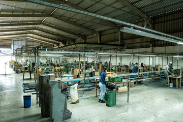 Linha de produção da fábrica Elmo em Araricá (RS), com artesãos trabalhando nas bancadas