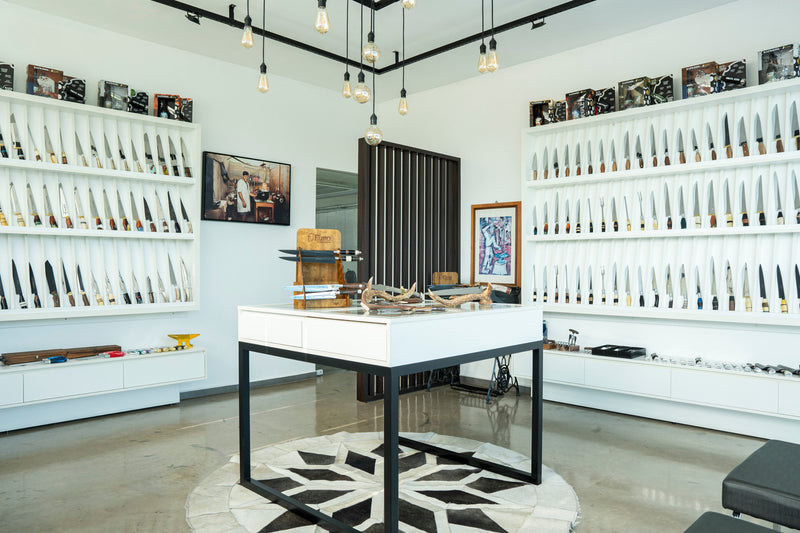 Showroom da Elmo com facas artesanais expostas